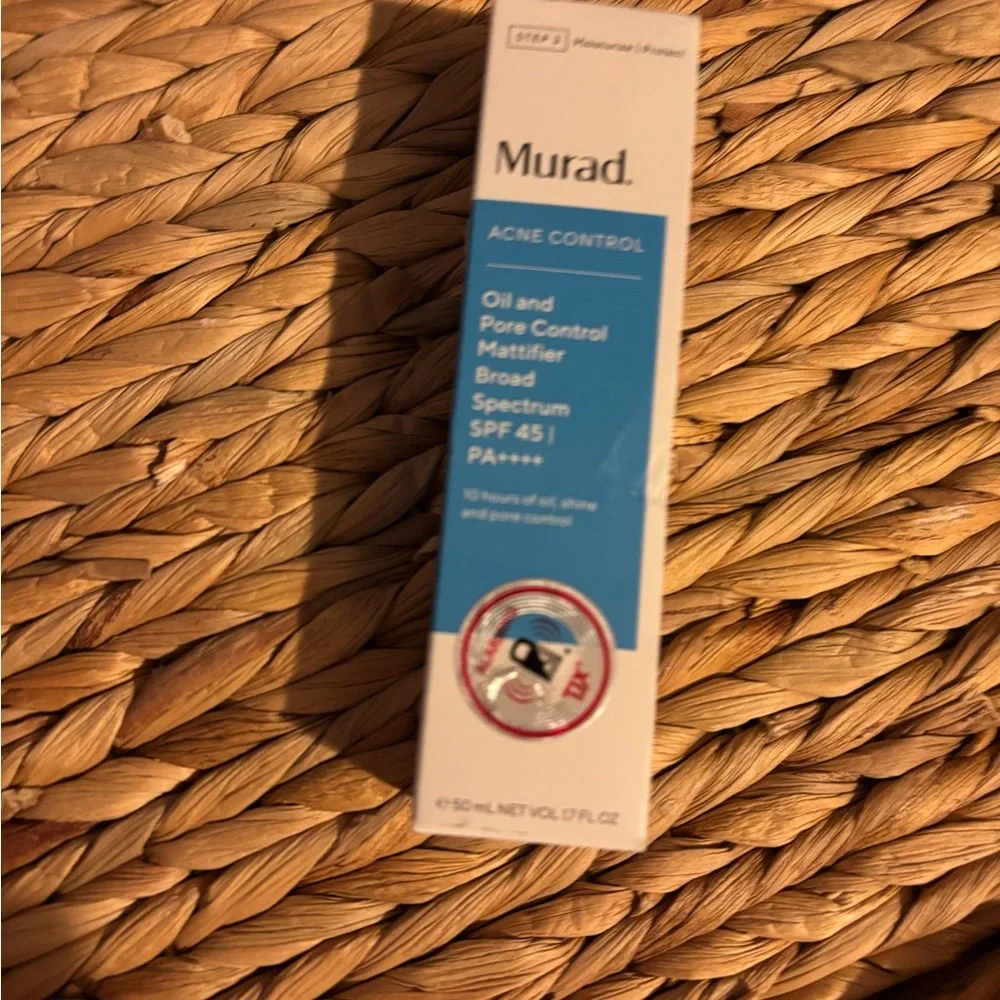 Murad Acne Control SPF 45 - White and Blue Packaging - Picture 3 of 5